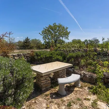 Casa de Férias Peaceful House In Nature Nearby National Park Krka Bristane